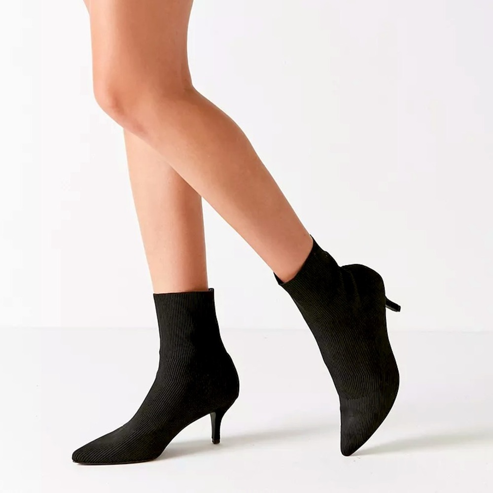 URBAN OUTFITTERS Black Kitten Heel Boots